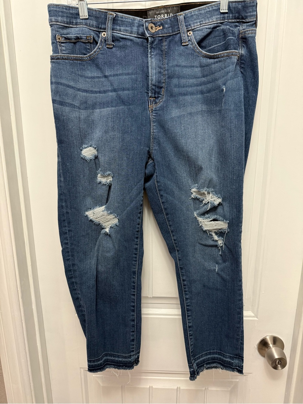 Torrid Jeans Sky High Skinny Crop Stretch Medium Wash Distressed Sz 16 (54-10)